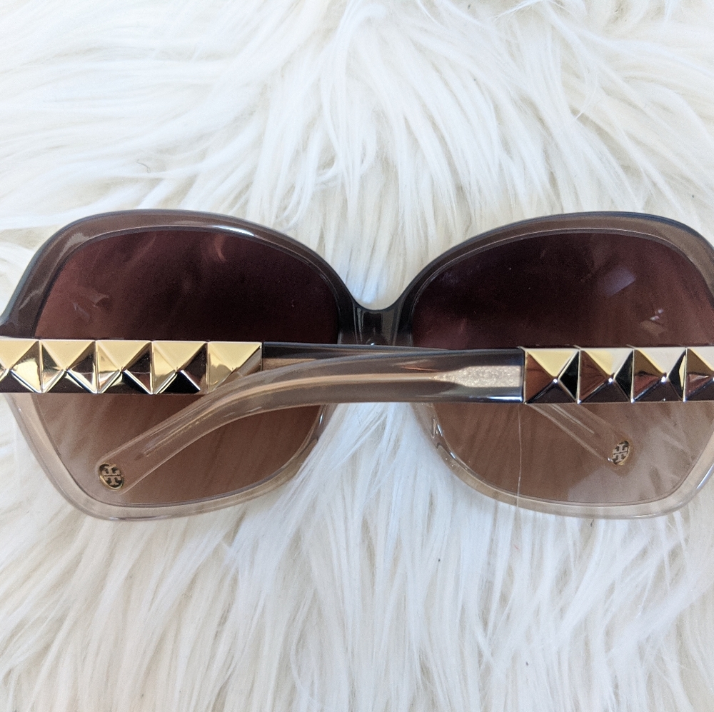New Tory Burch Gold Pyramid Round Sunglasses - Picture 8 of 8